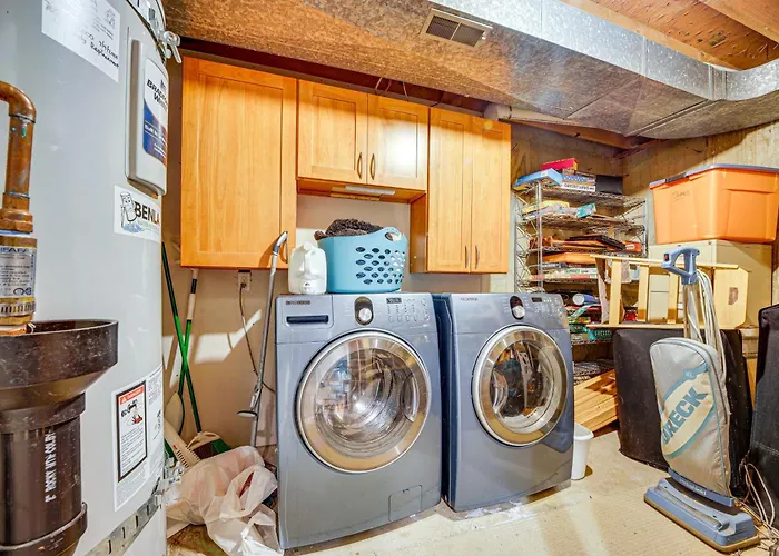 8 Mi To Dtwn Seattle: Pet-Friendly Apt W/ Hot Tub