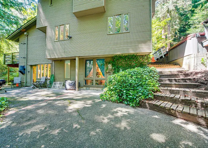 8 Mi To Dtwn Seattle: Pet-Friendly Apt W/ Hot Tub